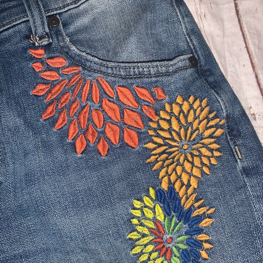 Hale Luna Aster floral embroidered mid rise crop raw distressed hem jeans 27 - Picture 4 of 4